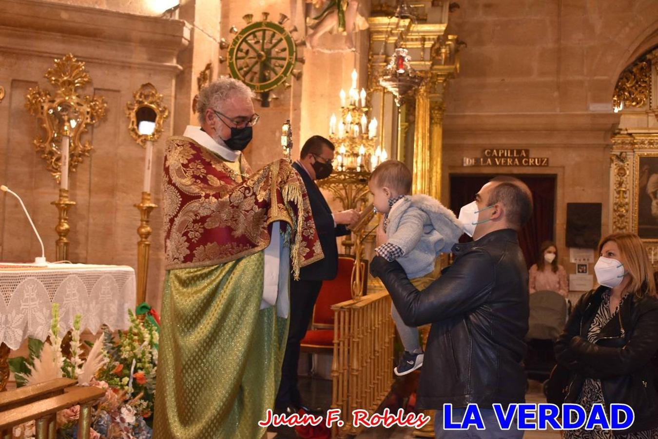 Una treintena de niños participaron el pasado domingo en la ceremonia de bendición y presentación de los recién nacidos a la Vera Cruz celebrada en la basílica