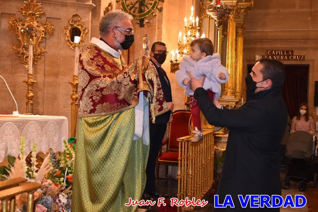 Una treintena de niños participaron el pasado domingo en la ceremonia de bendición y presentación de los recién nacidos a la Vera Cruz celebrada en la basílica