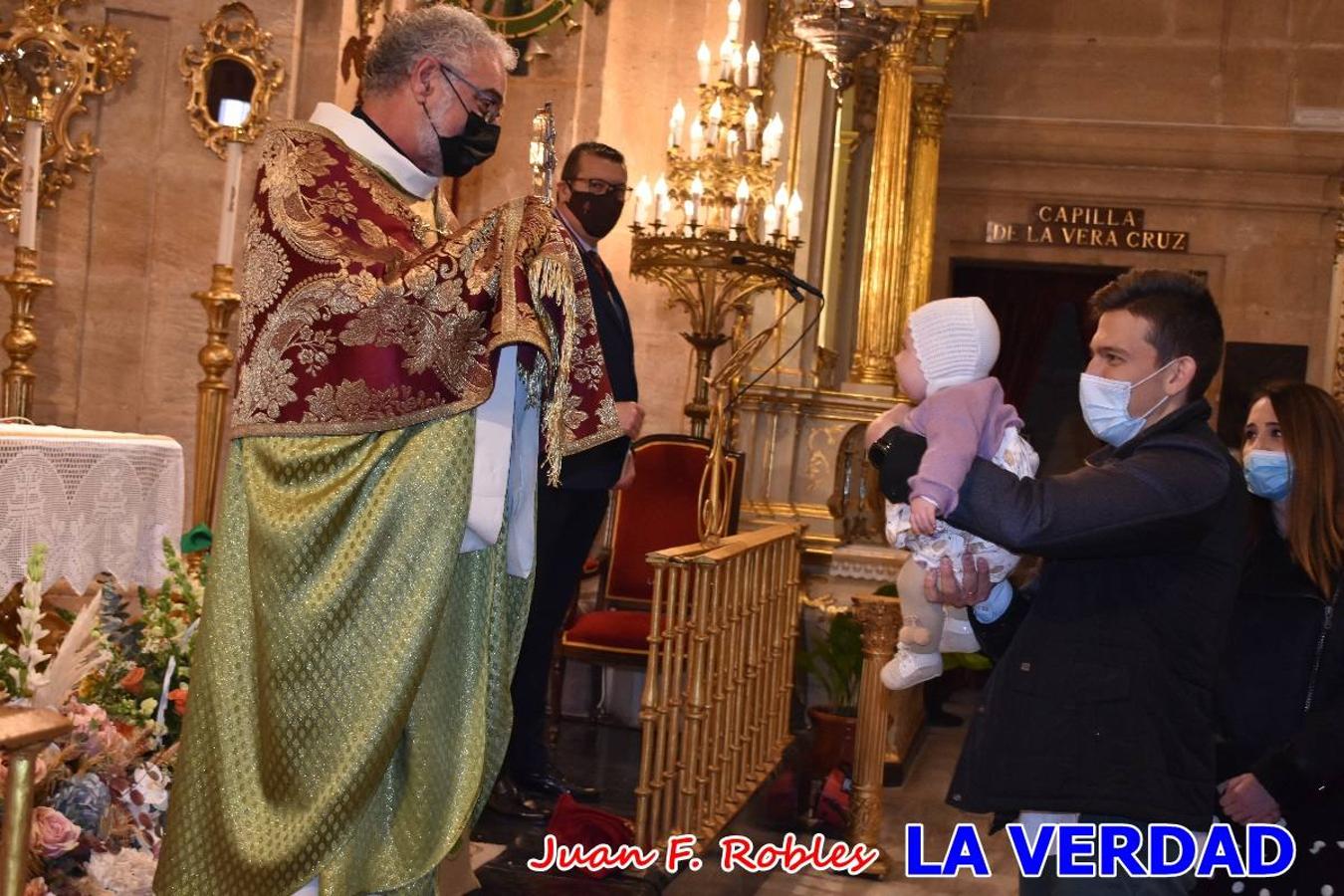 Una treintena de niños participaron el pasado domingo en la ceremonia de bendición y presentación de los recién nacidos a la Vera Cruz celebrada en la basílica