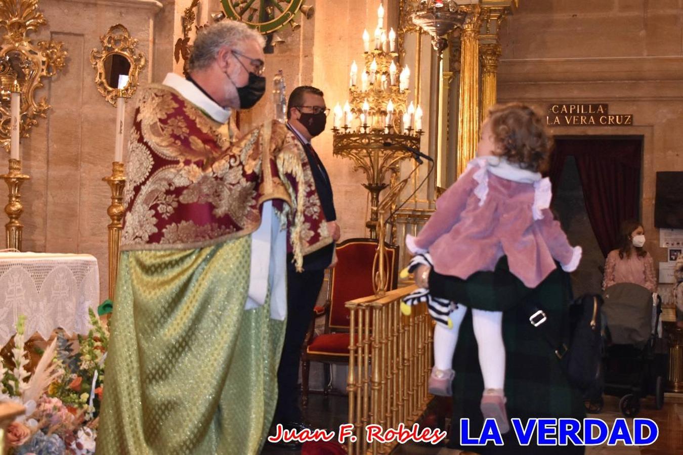 Una treintena de niños participaron el pasado domingo en la ceremonia de bendición y presentación de los recién nacidos a la Vera Cruz celebrada en la basílica