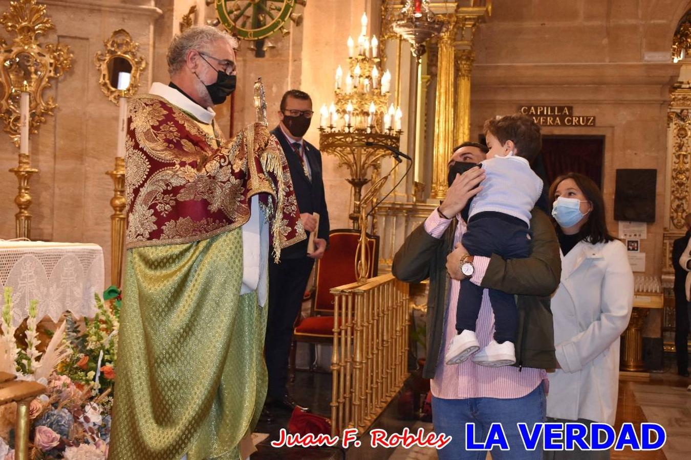 Una treintena de niños participaron el pasado domingo en la ceremonia de bendición y presentación de los recién nacidos a la Vera Cruz celebrada en la basílica