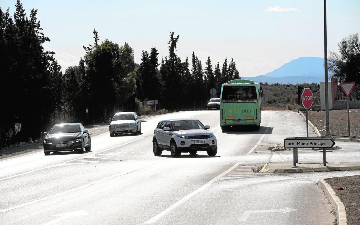 Carretera que conecta las urbanizaciones con los centros comerciales de Murcia, ayer. 