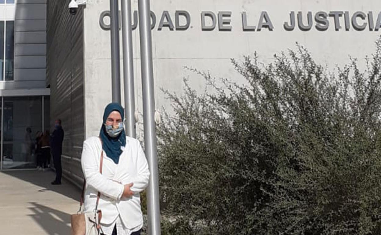 Ana María L. G., en la sede de la Ciudad de la Justicia de Murcia. 