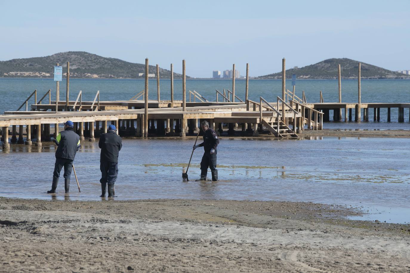 Fotos: Los Nietos resiste pese al estado del Mar Menor mientras Los Urrutias se hunde más