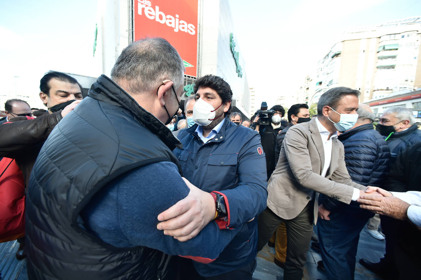 Fernando López Miras saluda a Lucas Jiménez, presidente del Scrats.