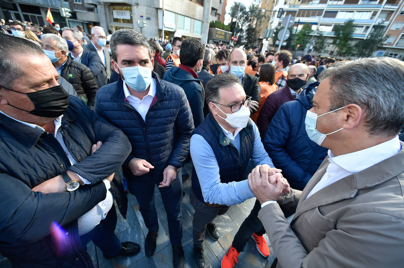 Fernando López Miras saluda a Lucas Jiménez, presidente del Scrats.
