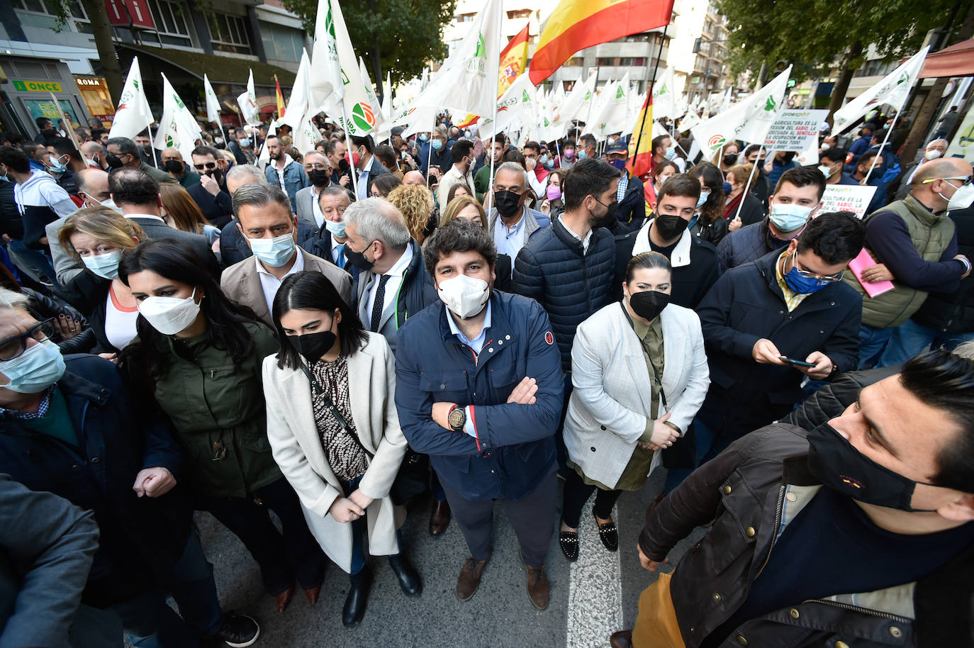 Fernando López Miras saluda a Lucas Jiménez, presidente del Scrats.