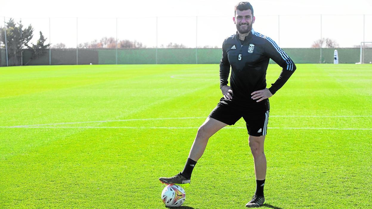 Pablo Vázquez, jugador del Efesé que podría renovar su contrato este viernes, posa con un balón para LA VERDAD una vez finalizó el entrenamiento que realizó ayer el cuadro albinegro en Pinatar Arena. 