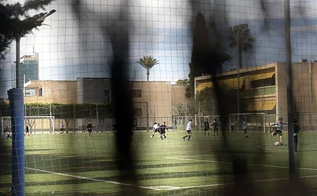 Varios alumnos juegan al fútbol en uno de los campos del colegio Monteagudo, ayer por la mañana. 