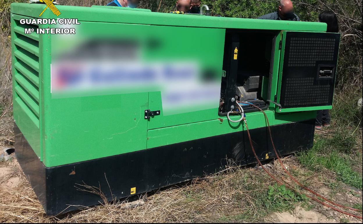 El grupo electrógeno con el que se extraía ilegalmente el agua subterránea en la rambla del Talayón.