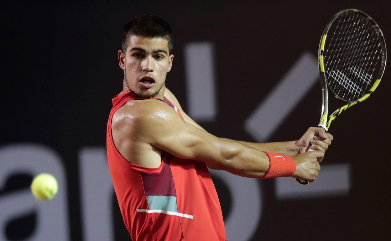 Carlos Alcaraz durante el partido de anoche. 