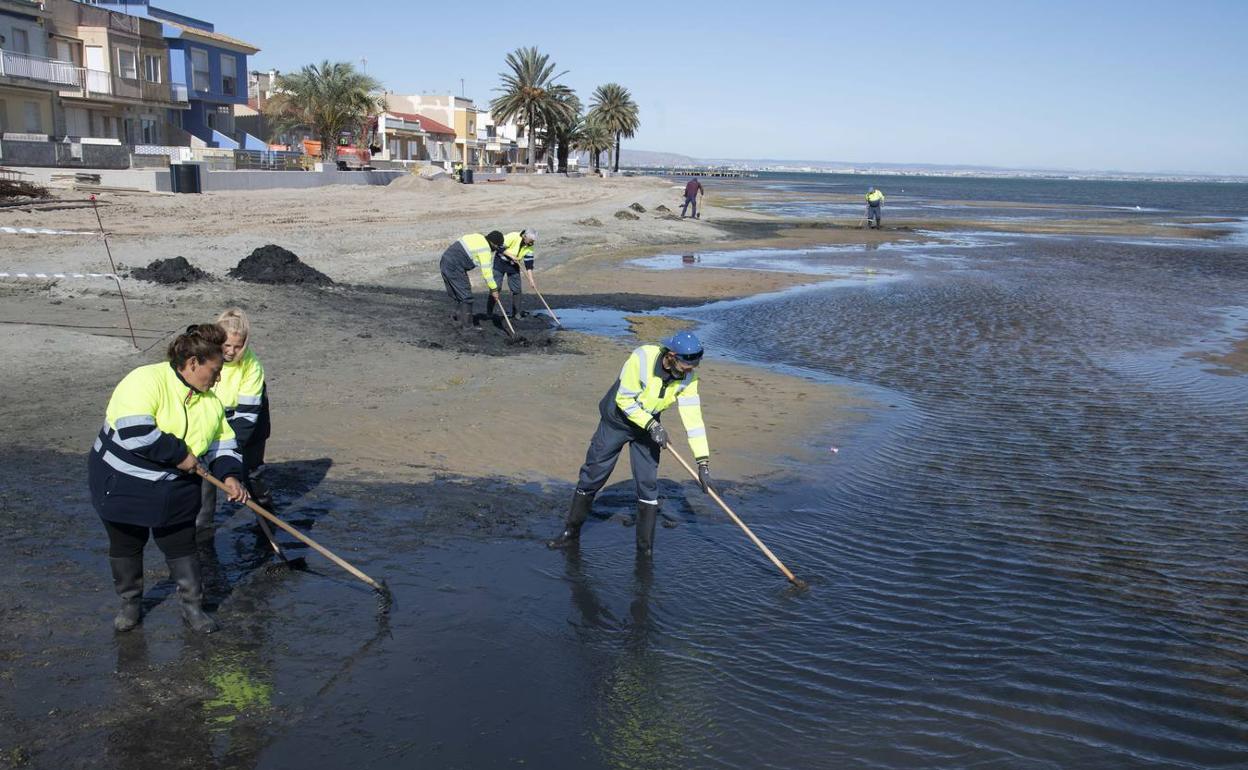 Limpieza de lodos en Los Urrutias en pasado martes.