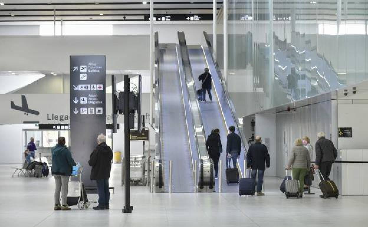 Viajeros en el aeropuerto, en una imagen de archivo.