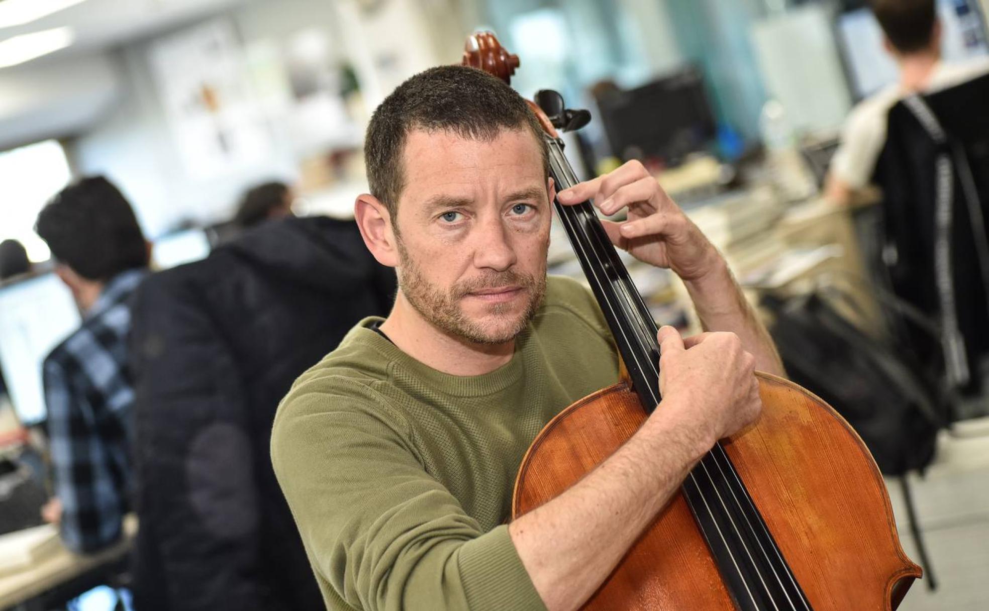 El músico Matthieu Saglio,ayer, en la redacción de LA VERDAD. 