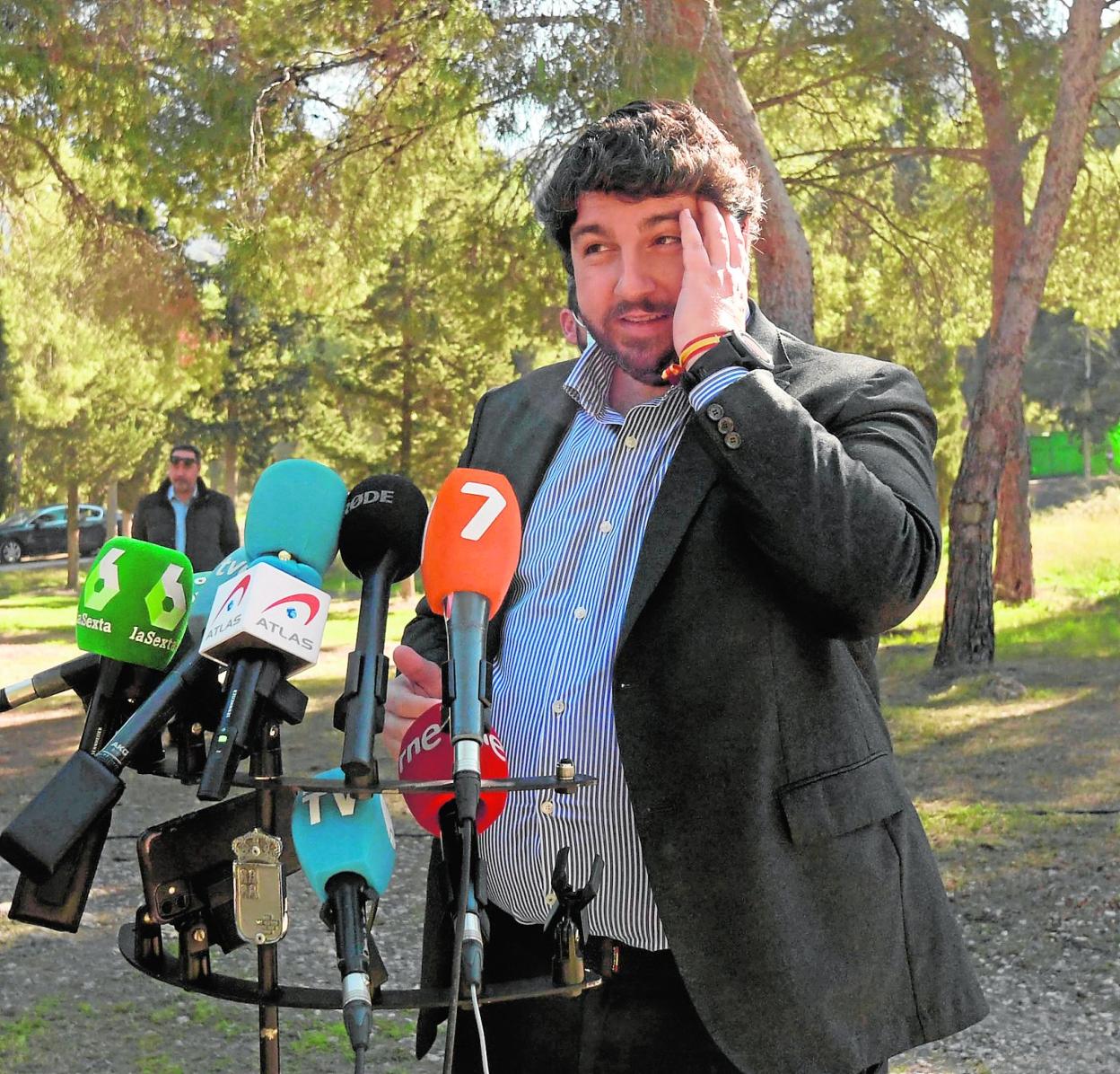 Fernando López Miras, ante los micrófonos de los medios de comunicación, en el área recreativa de Los Pájaros en El Valle, en Murcia. 