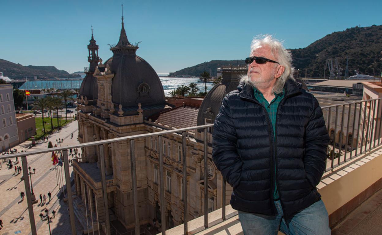 En su ciudad. El poeta Antonio Marín Albalate, fotografiado junto al Palacio Consistorial de Cartagena.