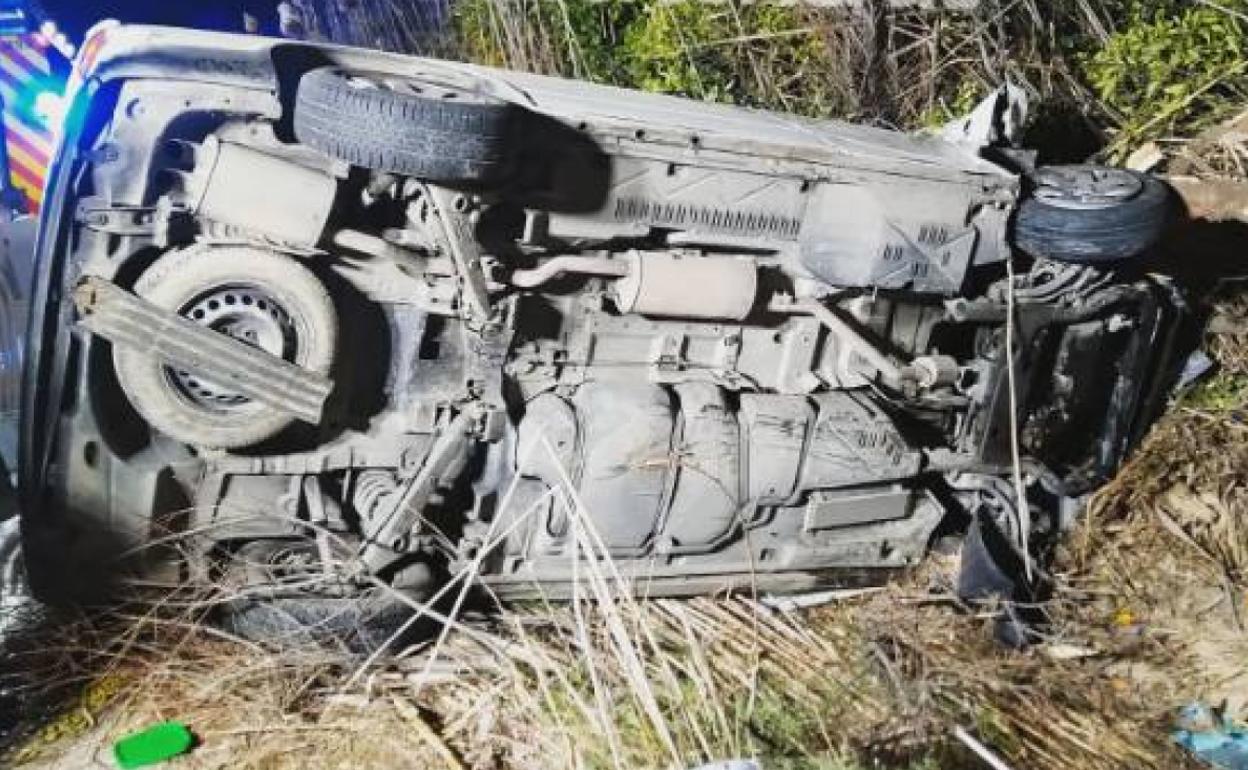 El vehículo, volcado, tras el accidente.