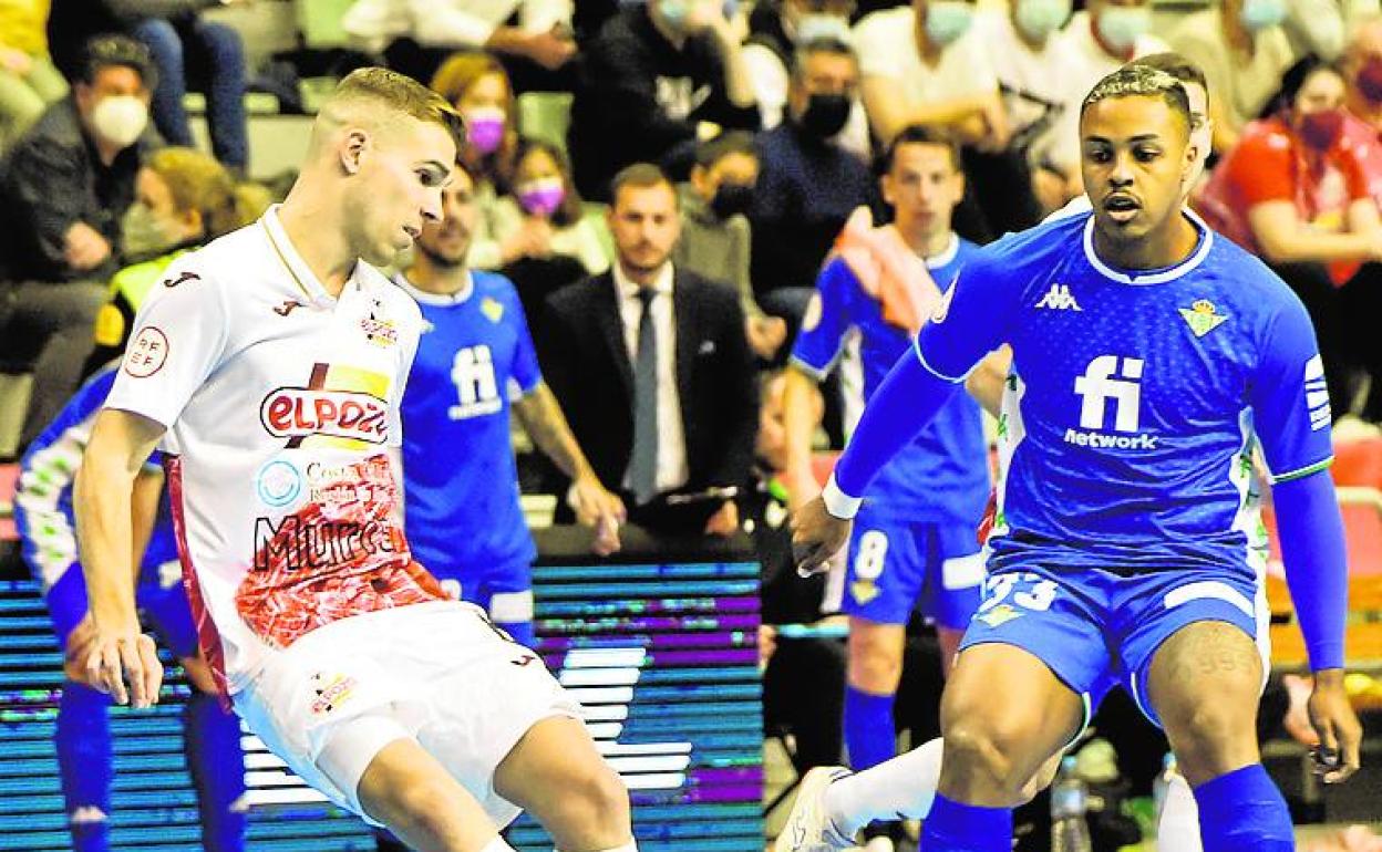 Alberto García da un pase presionado por Alisson.