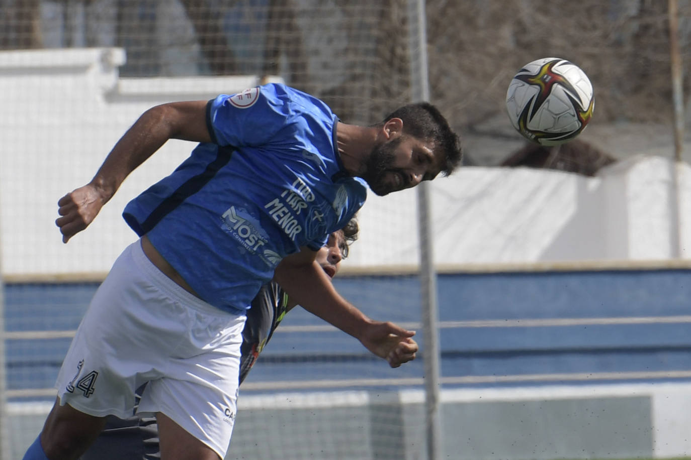 Alberto Vázquez celebra uno de los goles.