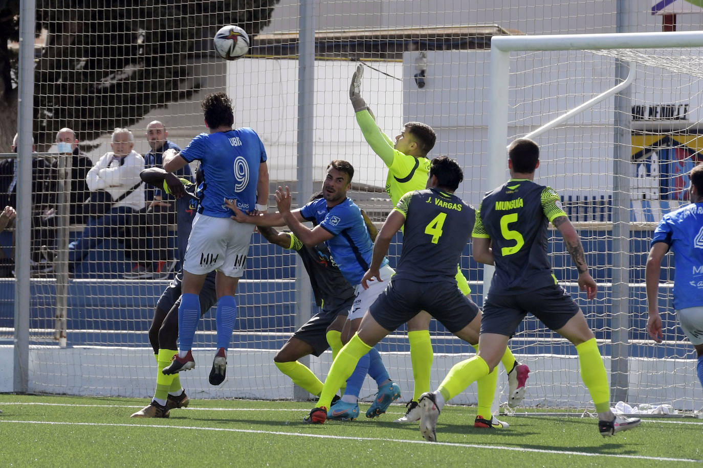 Alberto Vázquez celebra uno de los goles.
