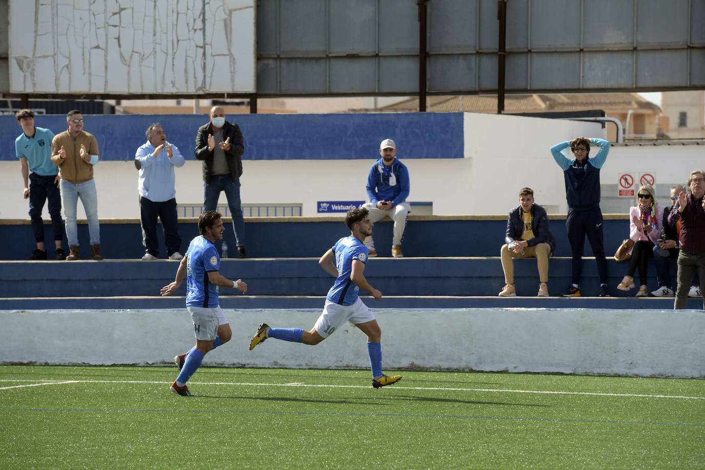 Alberto Vázquez celebra uno de los goles.