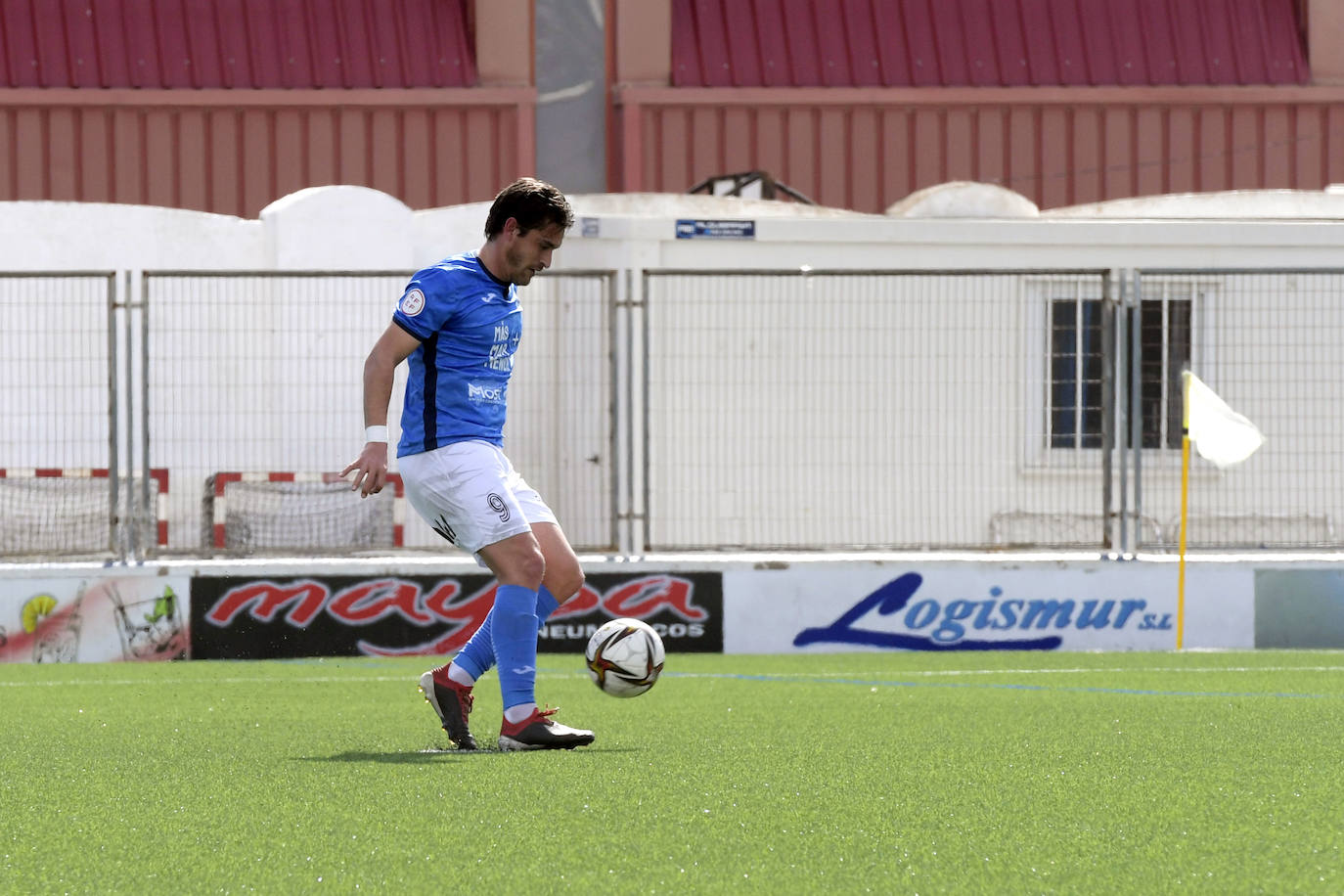 Alberto Vázquez celebra uno de los goles.