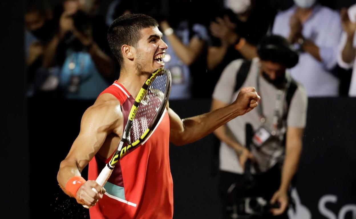 Carlos Alcaraz celebra su triundo la final del Abierto de Tenis de Río de Janeiro