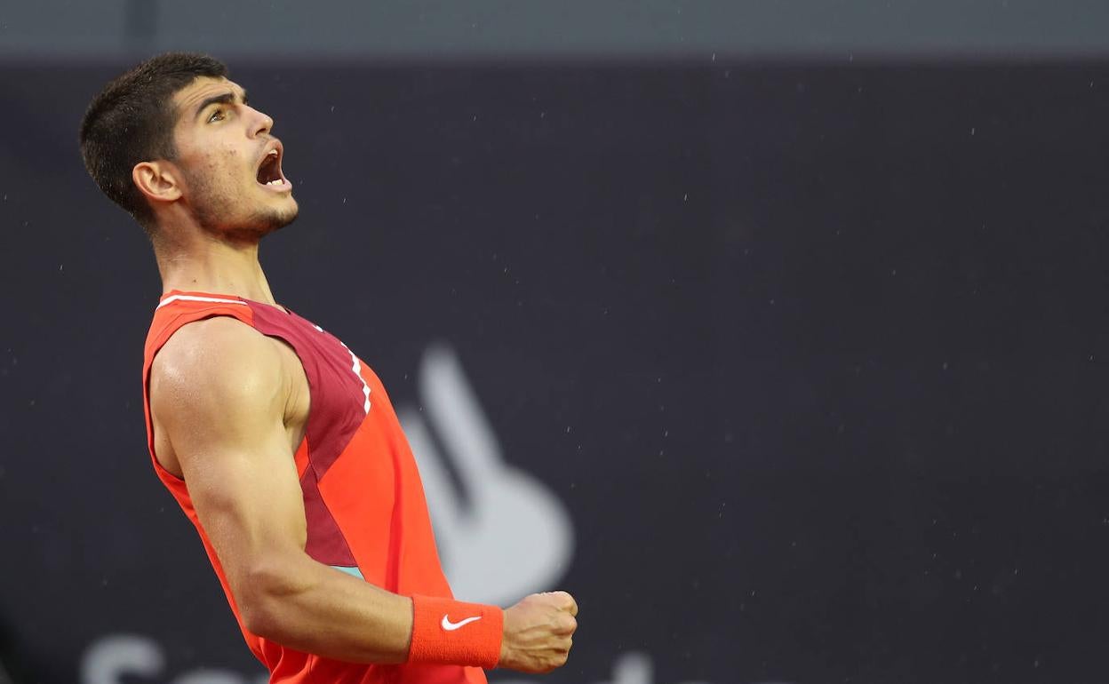 Alcaraz celebra un punto en el partido de este sábado ante Matteo Berrettini en Río de Janeiro.