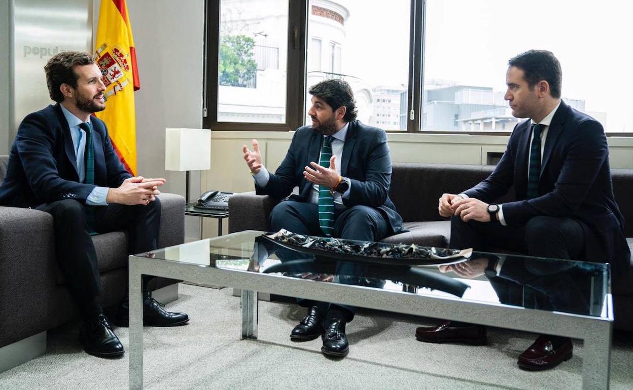 Pablo Casado, Fernando López Miras y Teodoro García Egea, en una reunión en Génova, en una fotografía de archivo.