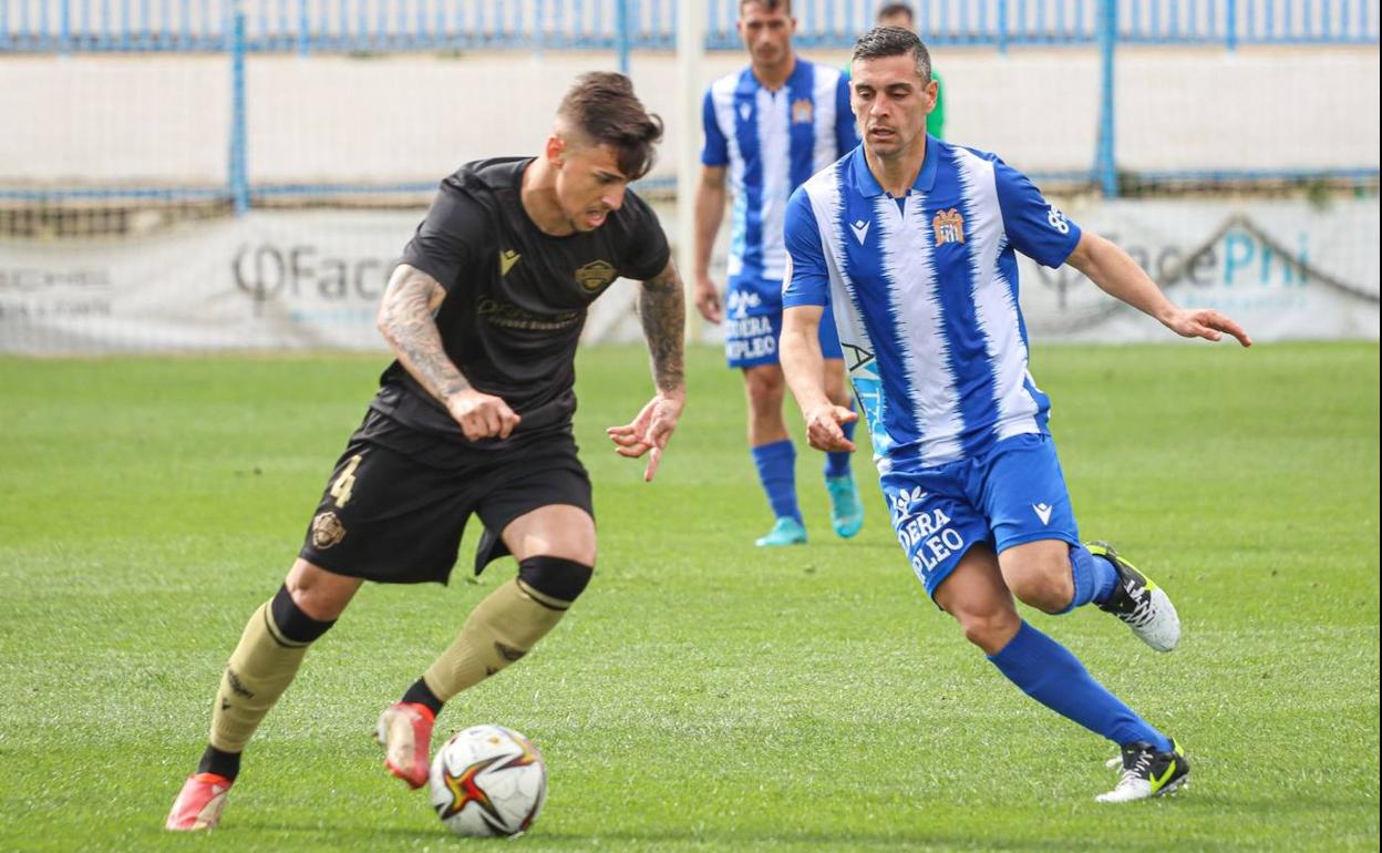 Lance del partido disputado este domingo entre el Intercity y el Águilas.