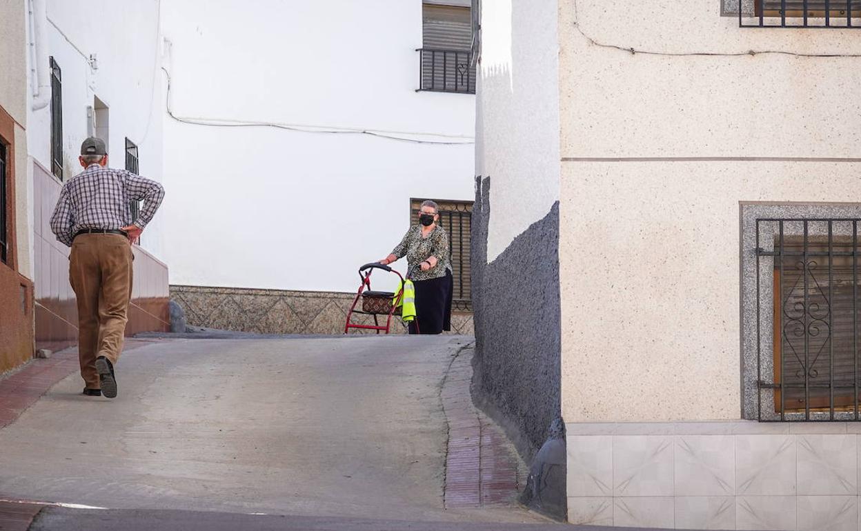 Jubilados paseando.