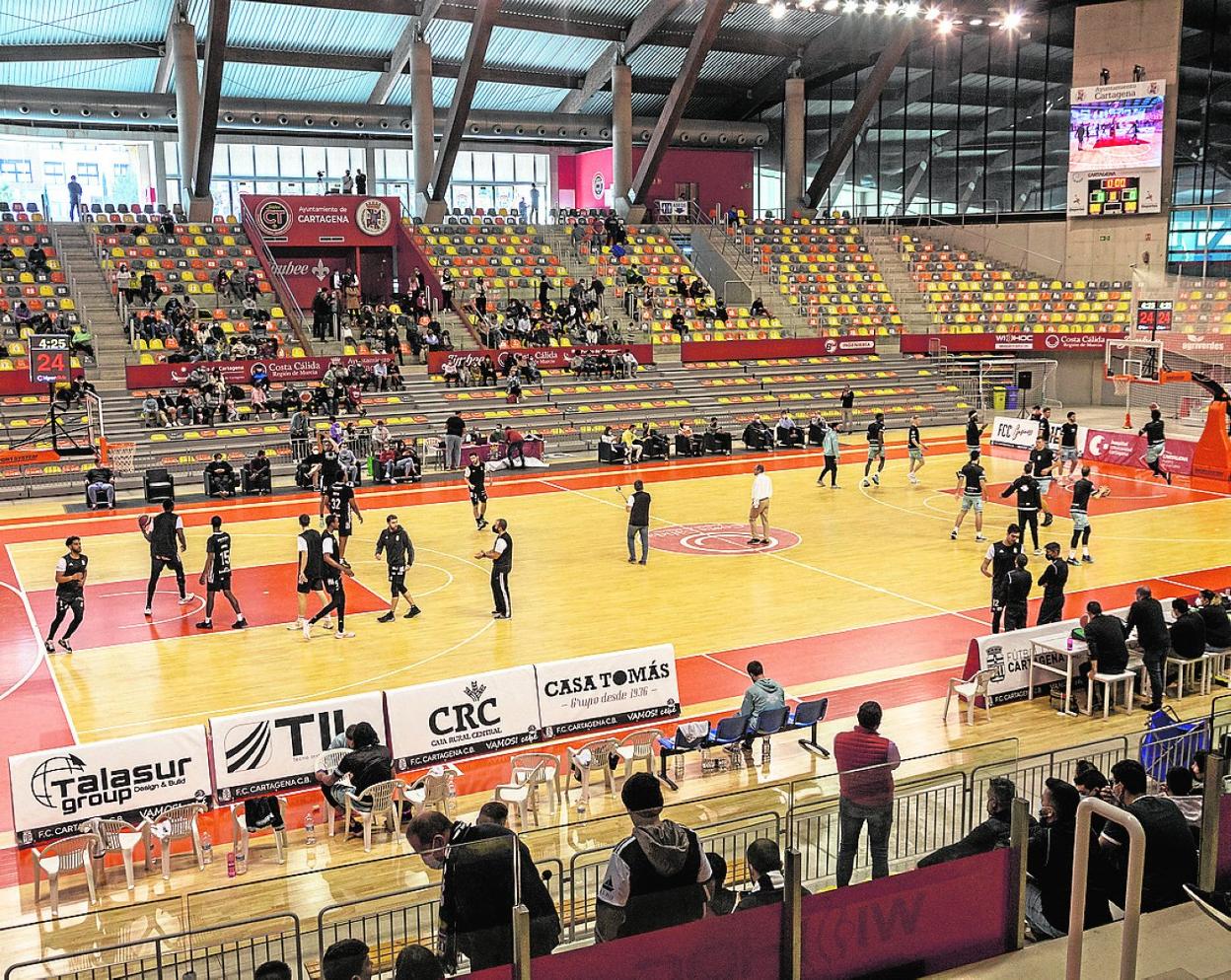 Panorámica del Palacio de Deportes de Cartagena, ayer, con el videomarcador al fondo. 