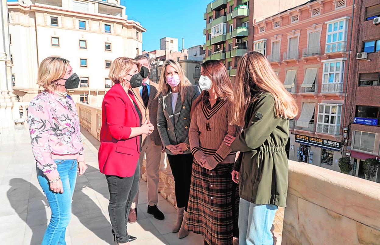 Cristina Pérez y Noelia Arroyo con los representantes empresariales. 