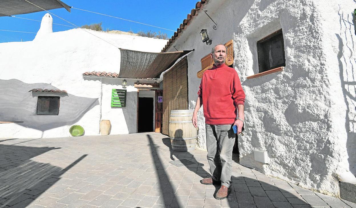 Santiago Martínez Alcolea, a las puertas de la rehabilitada Cueva Flamenca. 