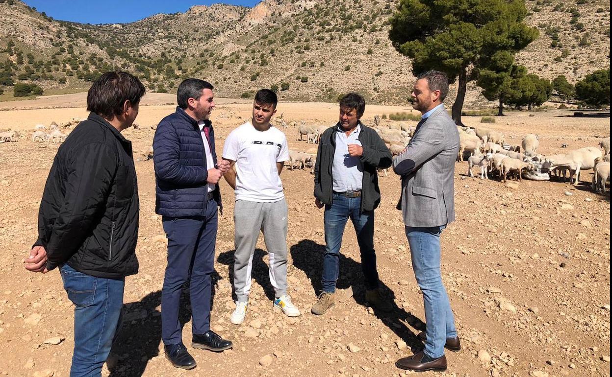 El consejero Antonio Luengo, y el alcalde de Caravaca, José Francisco García, durante su visita a una explotación ganadera en Caravaca de la Cruz, donde anunció la puesta en marcha de un nuevo curso de la Escuela de Pastores.