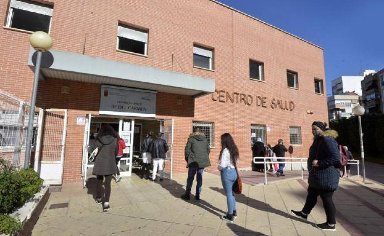 Varias personas esperan para ser atendidas en un centro de salud de Murcia, en una imagen de archivo. 