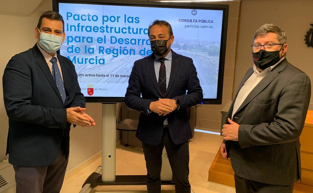 José Ramón Díez de Revenga, Antonio Sánchez Lorente y José Daniel Martín, durante la presentación de la consulta pública.