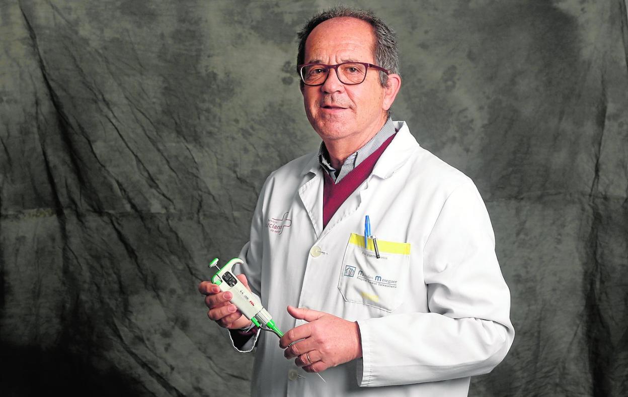El doctor Vicente Vicente posa en el hospital Morales Meseguer. 