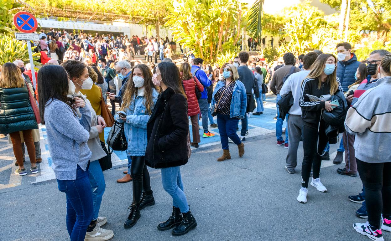 Aspirantes al MIR, el pasado día 29 en el campus de Espinardo. 