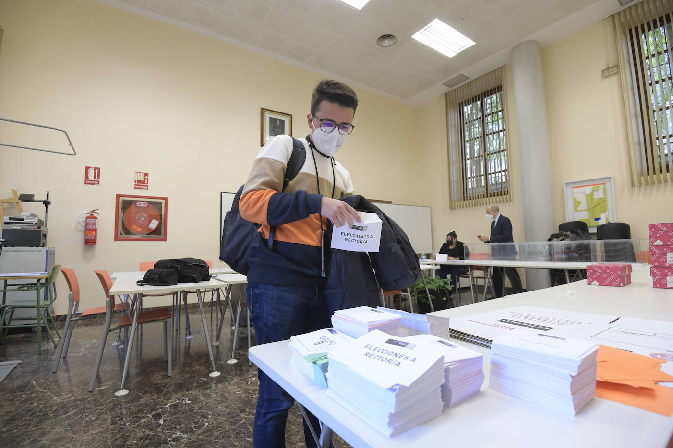 Fotos: Profesores, estudiantes y administrativos de la UMU deciden hoy si Luján renueva en el Rectorado