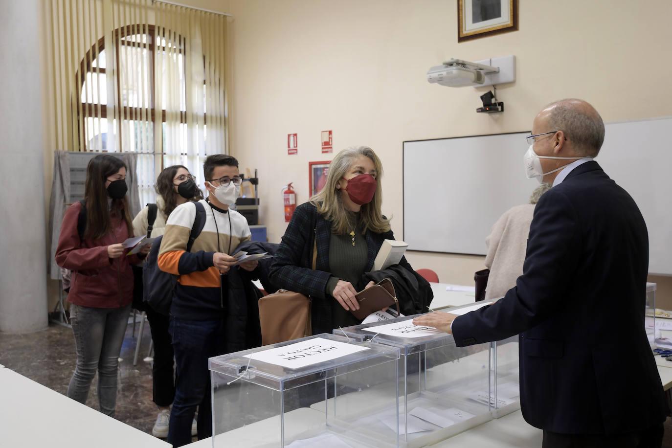 Fotos: Profesores, estudiantes y administrativos de la UMU deciden hoy si Luján renueva en el Rectorado