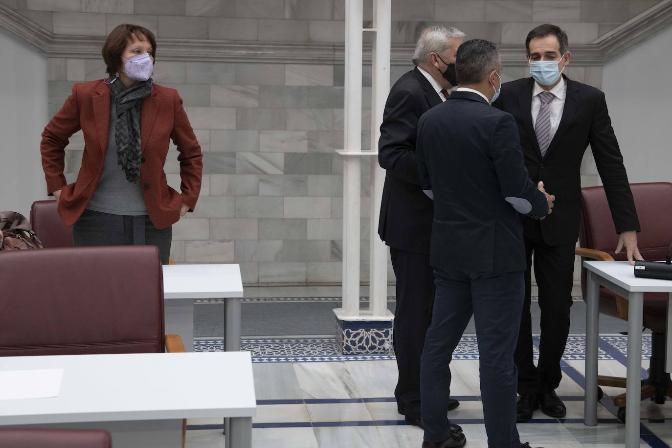 Fotos: Pleno de la Asamblea Regional: Comunidad y bancos estudiarán medidas para mejorar eltrato a los mayores