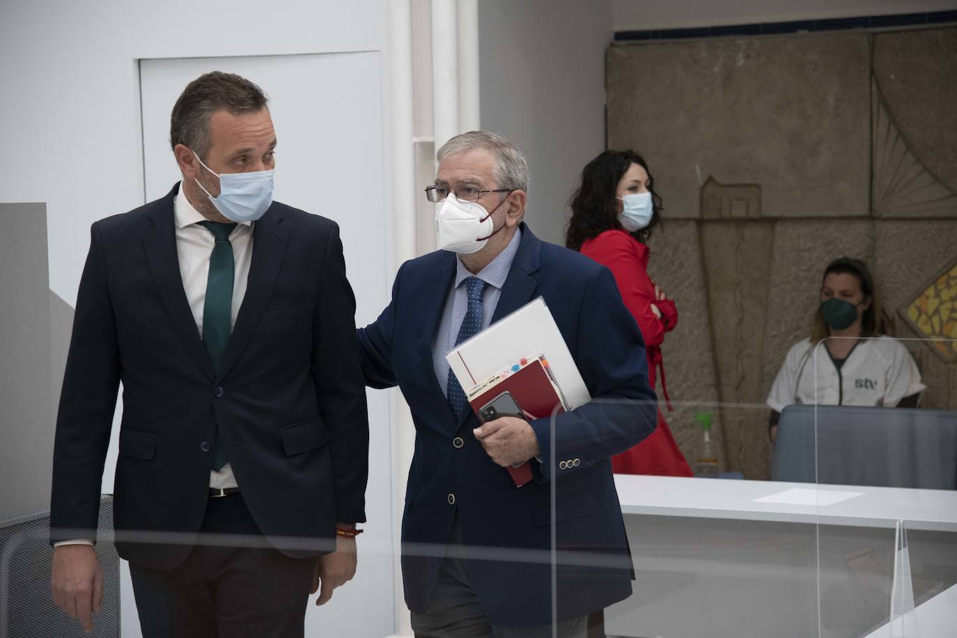 Fotos: Pleno de la Asamblea Regional: Comunidad y bancos estudiarán medidas para mejorar eltrato a los mayores