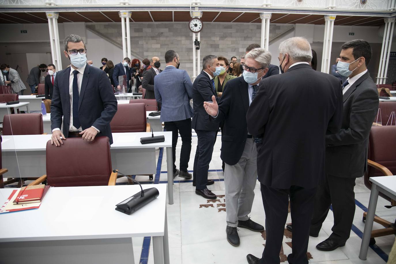 Fotos: Pleno de la Asamblea Regional: Comunidad y bancos estudiarán medidas para mejorar eltrato a los mayores