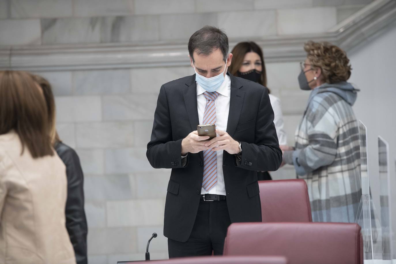 Fotos: Pleno de la Asamblea Regional: Comunidad y bancos estudiarán medidas para mejorar eltrato a los mayores