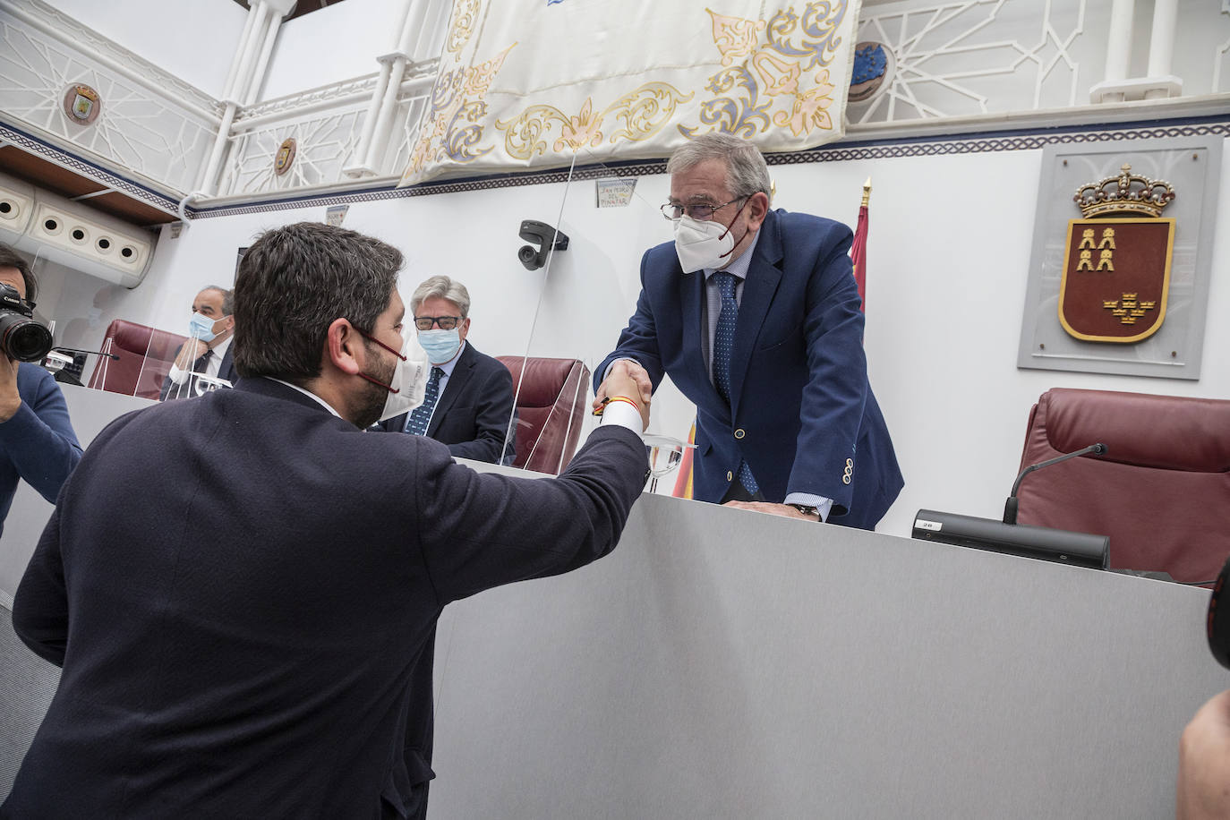 Fotos: Pleno de la Asamblea Regional: Comunidad y bancos estudiarán medidas para mejorar eltrato a los mayores