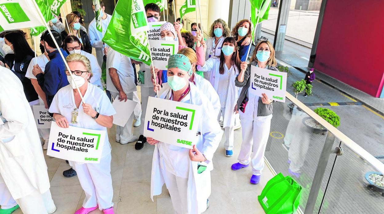 Enfermeras del Virgen de la Arrixaca, ayer, durante la concentración convocada por Satse. 