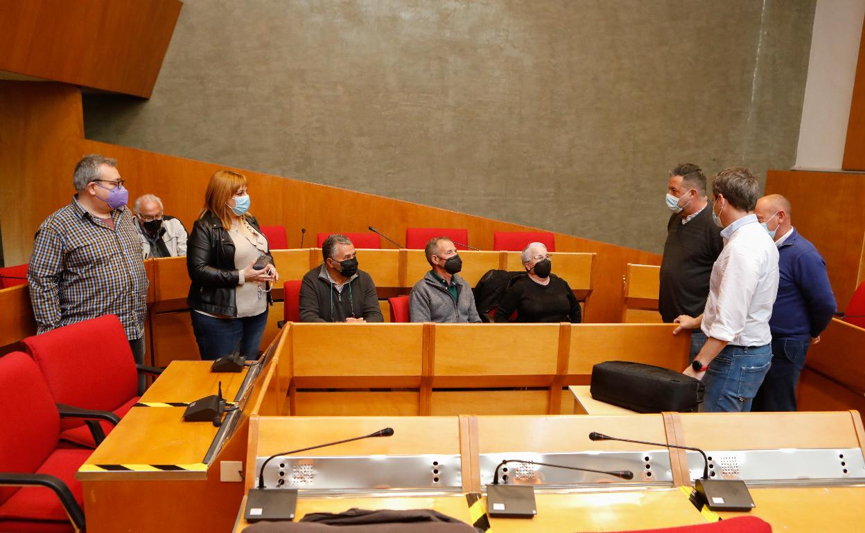 El eurodiputado Manu Pineda (3ºd) durante su encuentro con representantes de las plataformas vecinales. 