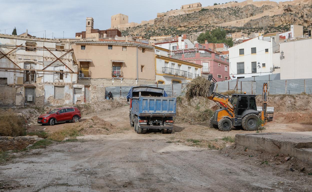 Maquinaria pesada durante la limpieza del solar donde se construirá el Palacio de Justicia este miércoles..