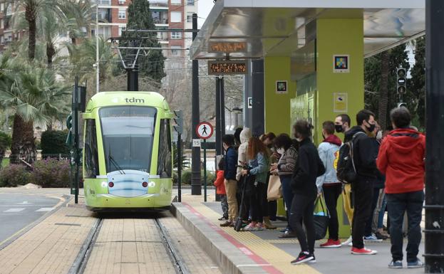 Pasajeros esperan la llegada del tranvía.